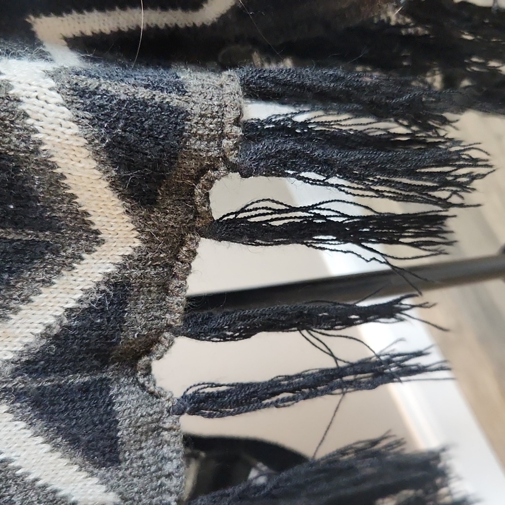 Black And Gray Poncho Size Small By Belle Du Jour - Picture 2 of 7